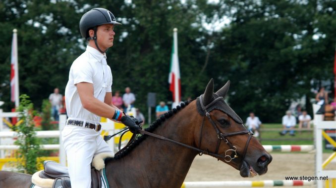 Doron Kuipers werd met Baileys op het CH De Wolden gedeeld eerste in het 1.40. foto: Steven Stegen