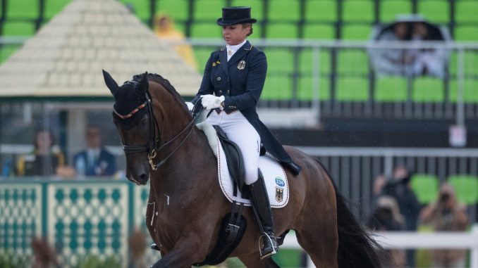 dressuur Rio. Dorothee Schneider zette op de eerste dag de hoogste score neer met Showtime FRH. foto: FEI | Dirk Caremans