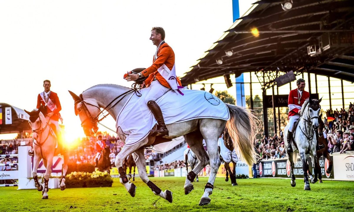 Een super blije Jur Vrieling en VDL Zirocco Blue N.O.P. tijdens de ereronde. foto: FEI