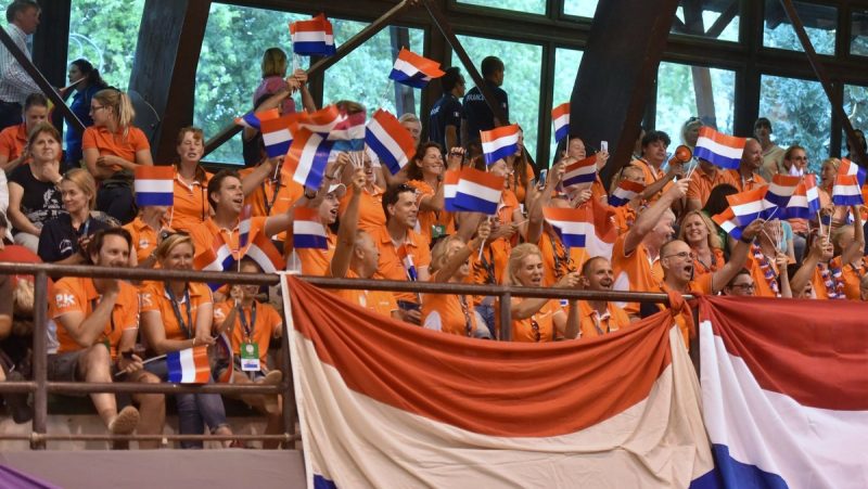 Nederlandse fans op de tribune bij het EK-dressuur pony's in Kaposvár.