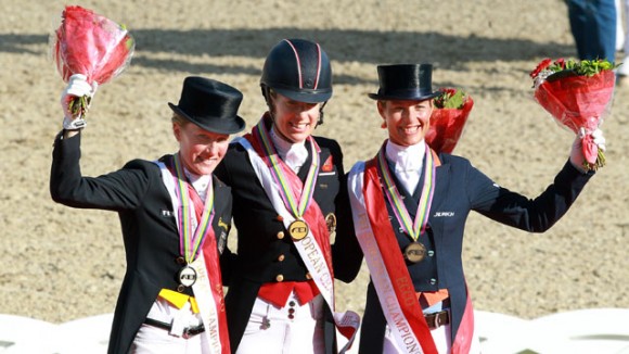 Het podium na de kür: Brons voor Adelinde Cornelissen, goud voor Charlotte Dujardin en zilver voor Helen Langehanenberg. ©Jacob Melissen