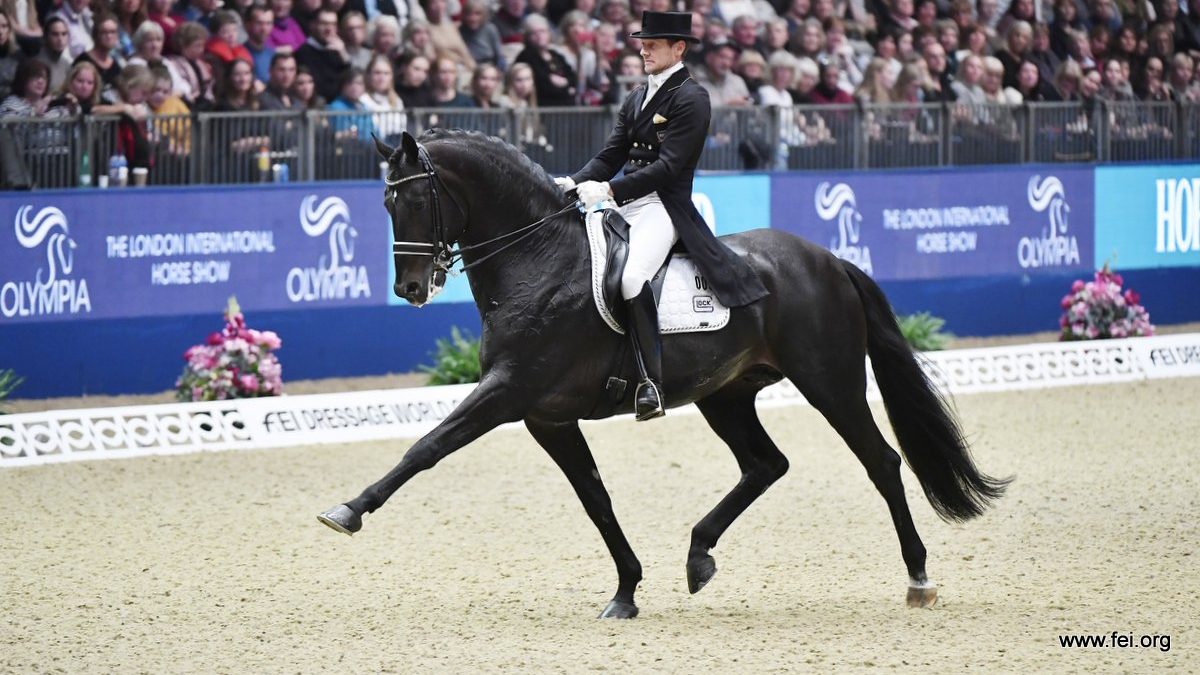 Edward Gal met Glock's Zonik bij hun debuut in de wereldbeker kür op muziek in Londen.