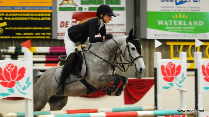 Eline Slager rijdt Grey Dior naar de Drentse titelin de L cat. D/E.