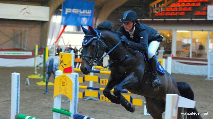 Elmar van Hoorn rijdt Ashville naar de overwinning op het EDR-concours in Winschoten. foto: Steven Stegen