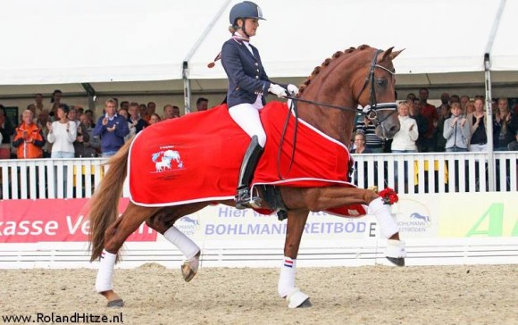 Emmelie Scholtens tijdens de ereronde met de 'bronzen' Dorado. ©Roland Hitze