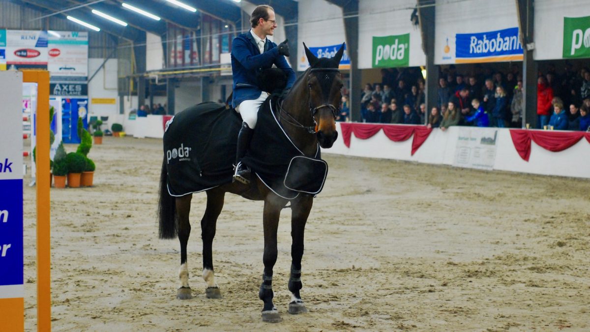 Eric ten Cate won met E.Lana de finale van Indoor Hartje Drenthe in Beilen.