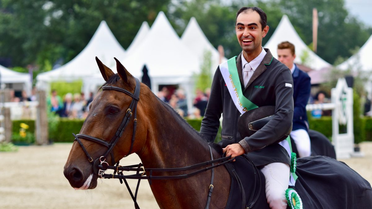 CH De Wolden. Een blije Ernesto Canseco en Celebrity VDL bij de huldiging.