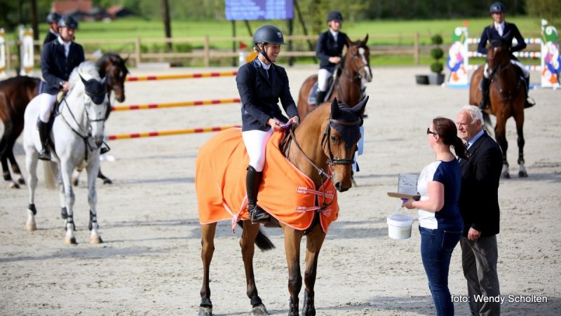 Esther Blekkink met It's Easy tijdens de prijsuitreiking van Outdoor Vragender. foto: Wendy Scholten