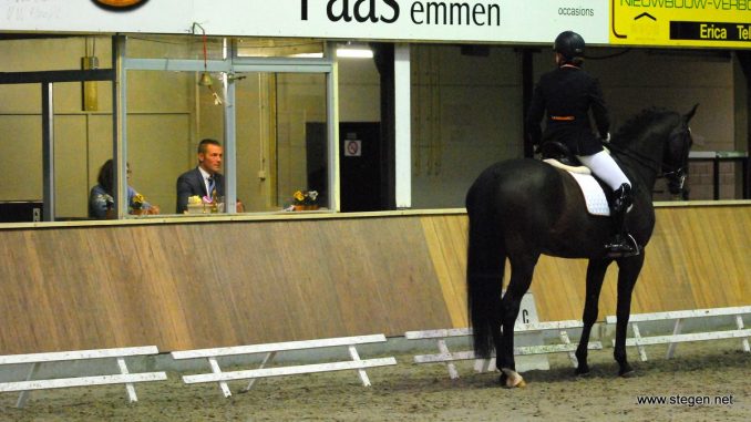 Floor Vos meldt zich af bij de jury.