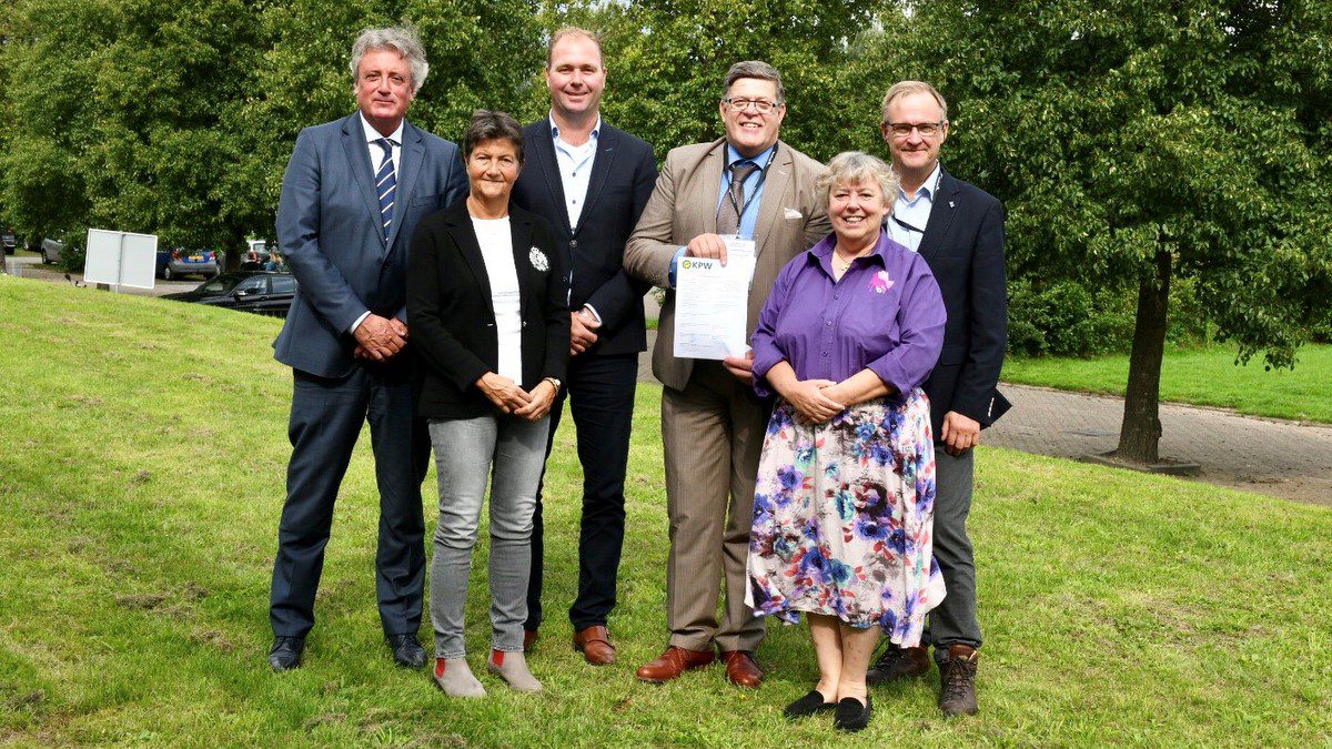 Ondertekening van de ondersteuningsverklaring, met rechts voor Marianne Sloet van Oldruitenborgh-Oosterbaan.