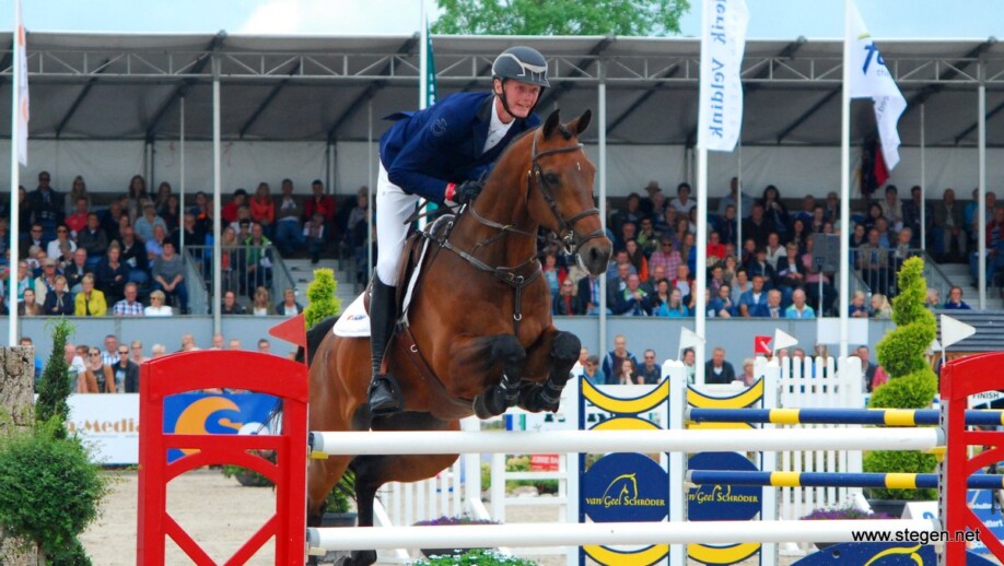 Frank Schuttert rijdt Winchester HS naar de overwinning op het CSI Ommen. foto: Steven Stegen