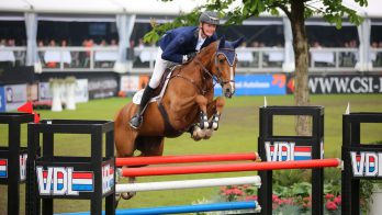 Frank Schuttert rijdt Beautiful Red (v.Casall) naar de overwinning op het CSI Eindhoven.