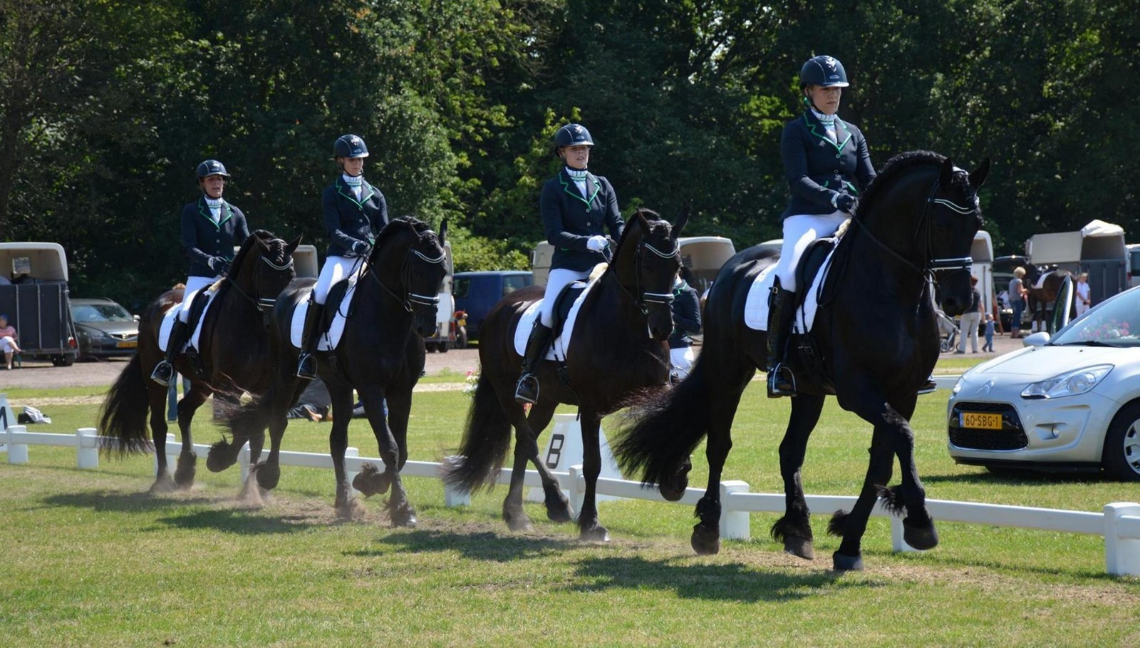 Het winnende viertal Friezen van de LR Nienoord in het Stadspark.