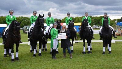 Het Friezenteam Groningen biedt de cheque aan.