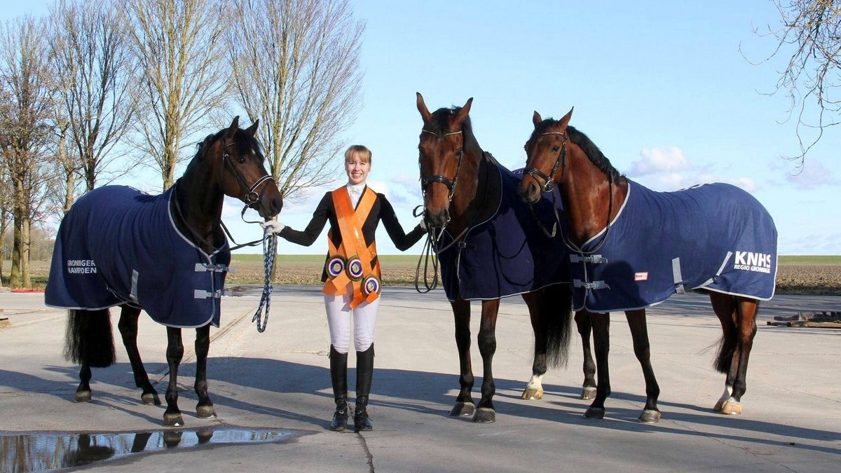 Féline Bakker met haar drie kampioenen.