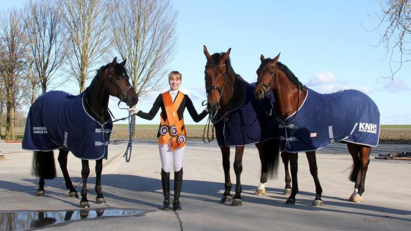 Féline Bakker met haar drie kampioenen.