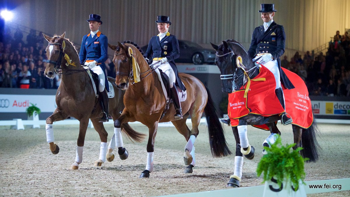 De ereronde van de top drie, vlnr Hans Peter Minderhoud, Isabell Werth en winnaar Edward Gal.