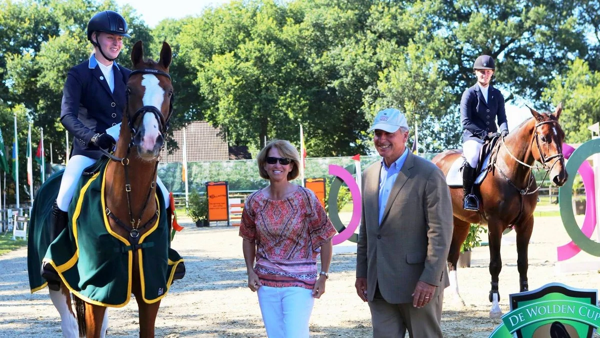 De juryleden Beezie en John Madden bij de finalewinnaar Happy Colours, gereden door Geke Prins. foto: De Wolden Cup