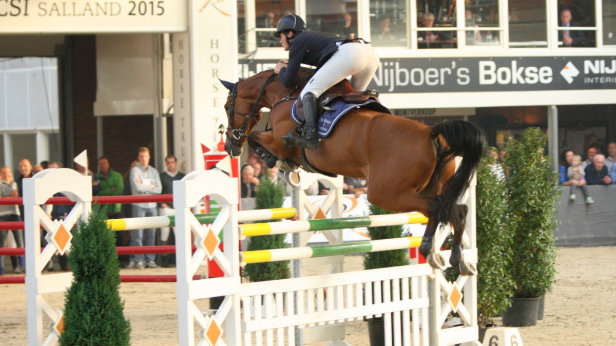 Henk Frederiks neemt met Corina (v. Verdi) de laatste hindernis. foto: Wendy Scholten