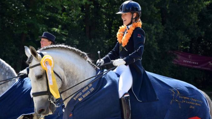 Hester Bischot en Digital tijdens de ereronde. foto: Facebook