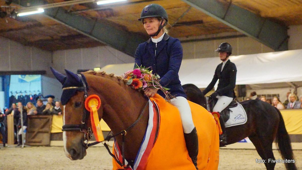 Hester Klompmaker met Forever bij de prijsuitreiking van het Hippos Concours Appingedam.