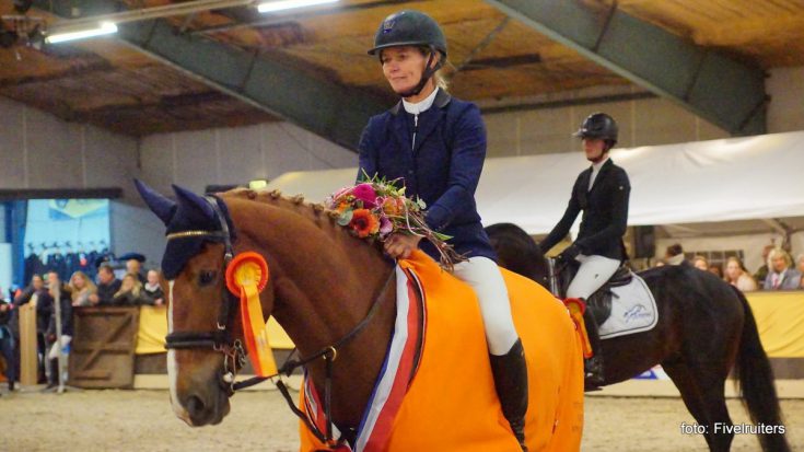 Hester Klompmaker met Forever bij de prijsuitreiking van het Hippos Concours Appingedam.