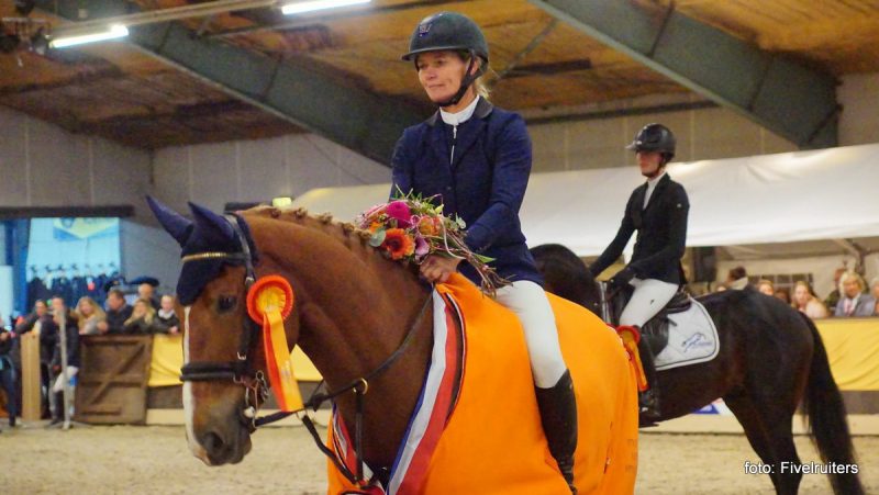 Hester Klompmaker met Forever bij de prijsuitreiking van het Hippos Concours Appingedam.