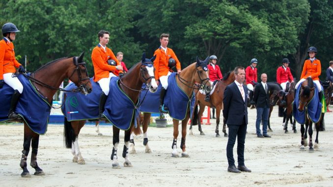 dutch youngster festival. Het winnende team Young Riders en bondscoach Luc Steeghs. foto: Wendy Scholten