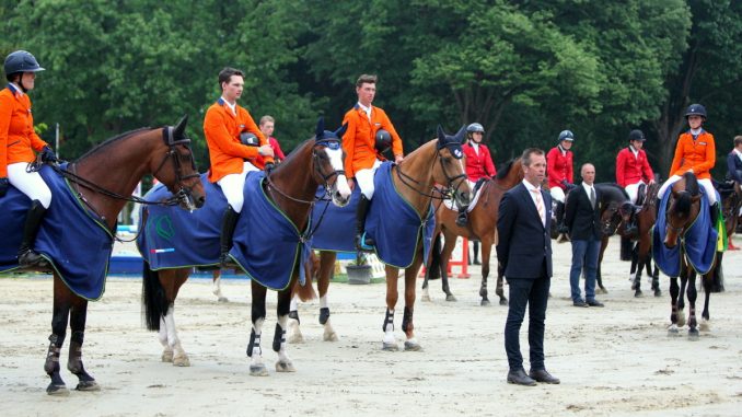 dutch youngster festival. Het winnende team Young Riders en bondscoach Luc Steeghs. foto: Wendy Scholten