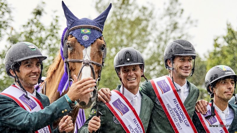 Nations Cup Hickstead. De winnende Braziliaanse equipe in de regen in Hickstead. foto: FE | Liz Gregg