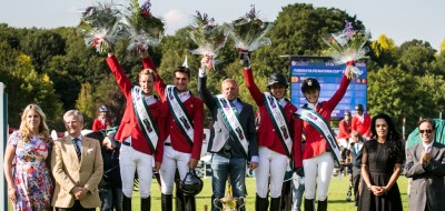De winnende Belgische ruiterploeg op het erepodium in Hickstead.