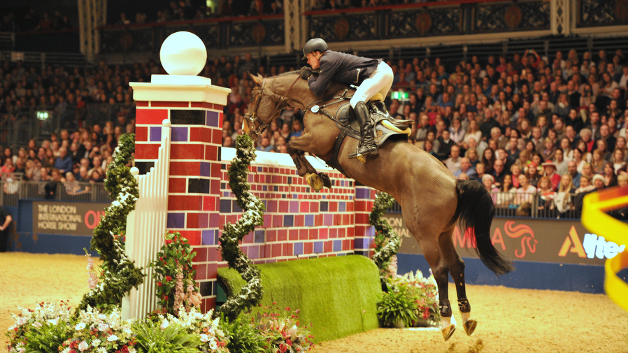 Hilmar Meyer gaat met Continuo foutloos over de muur van 2.15 meter. foto: Olympia Horse Show