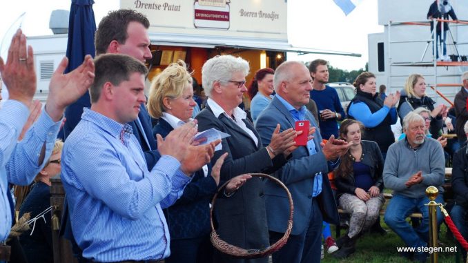 Tevreden gezichten tijdens de huldiging van Renate Beuving tijdens Hippisch Holtrijk.