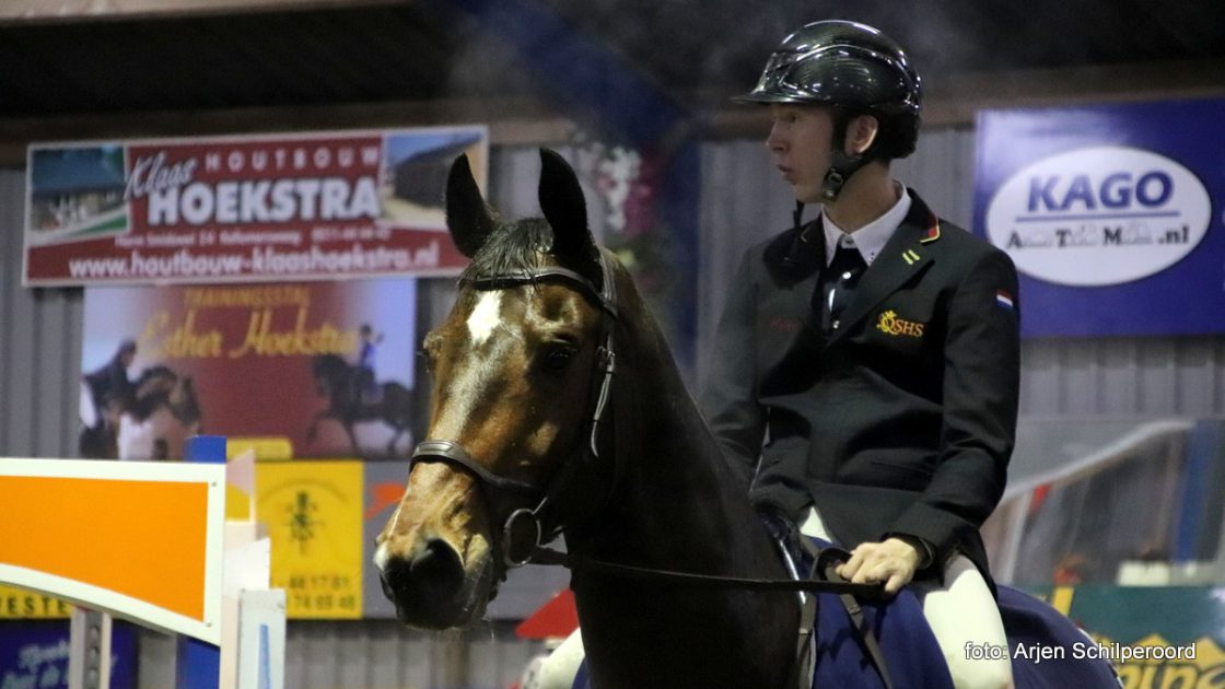 Hylke de Jong en Cayenne DSC tijdens de prijsuitreiking van Indoor Zwaagwesteinde.