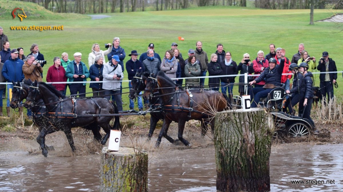 IJsbrand Chardon zwaait naar het publiek als hij de waterhindernis verlaat.