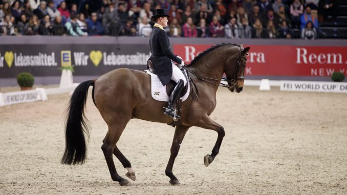 Isabell Werth won met Don Johnson FRH de wereldbeker in Neumünster. foto: FEI | Stefan Lafrentz