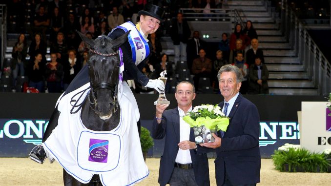 Winnares Isabell Werth met Weihegold tijdens de prijsuitreiking van de wereldbeker Lyon. foto: FEI | Pierre Costabadie