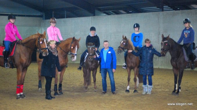 Deelnemers aan het JSP bij de start in Stal De Oude Meerdijk.