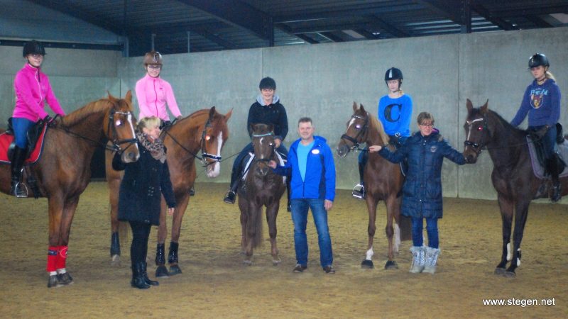 Deelnemers aan het JSP bij de start in Stal De Oude Meerdijk.