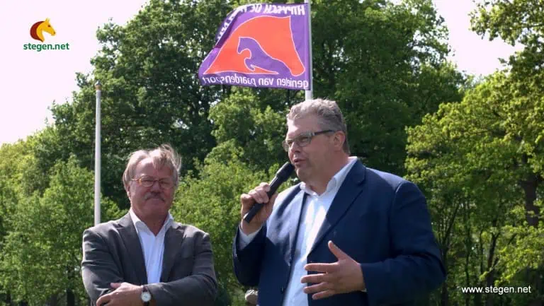 Jaap Krikken (links) van de menwedstrijd en wethouder Jan ten Kate