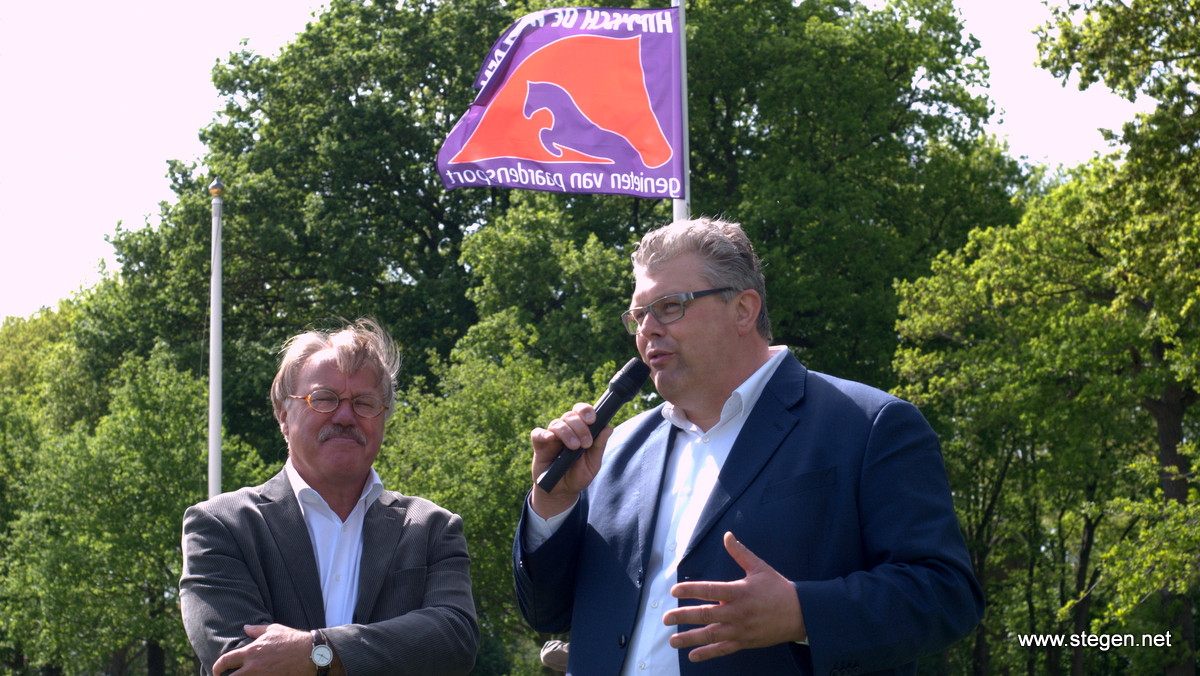 Jaap Krikken (links) van de menwedstrijd en wethouder Jan ten Kate