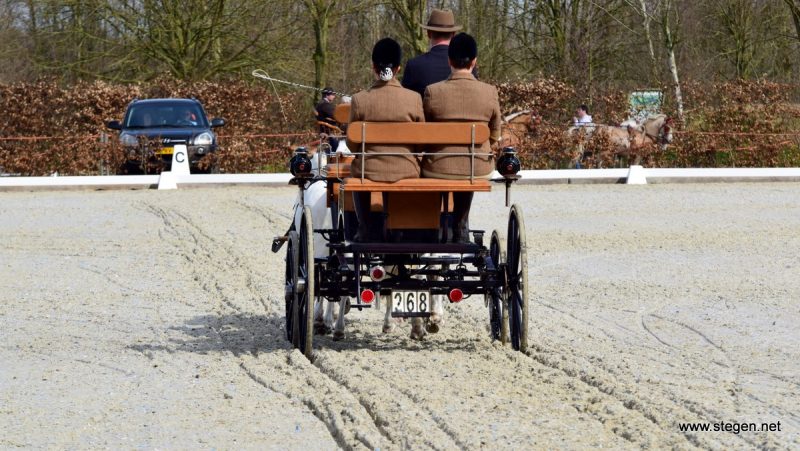 menwedstrijd Exloo. De wagen van Jannes Kinds trekt diepe sporen in de verse bodem. foto: Steven Stegen