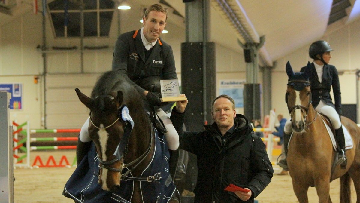 Jelmer Hoekstra won de Grote Prijs en wordt gefeliciteerd door Eric Morssinkhof.