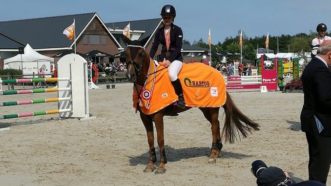 Joke Bakker uit Harkema werd met Time Out KNHS-kampioen op de Hippiade in de klasse Z-springen cat. D/E. foto: Facebook