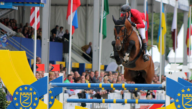 Jos Lansink rijdt de huizenhoog springende hengst Bacardi VDL naar de tweede plaats bij de 7-jarigen. ©Henry Kip