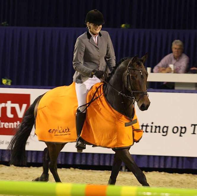 Joyce Lensing rijdt de ereronde met Dylano.