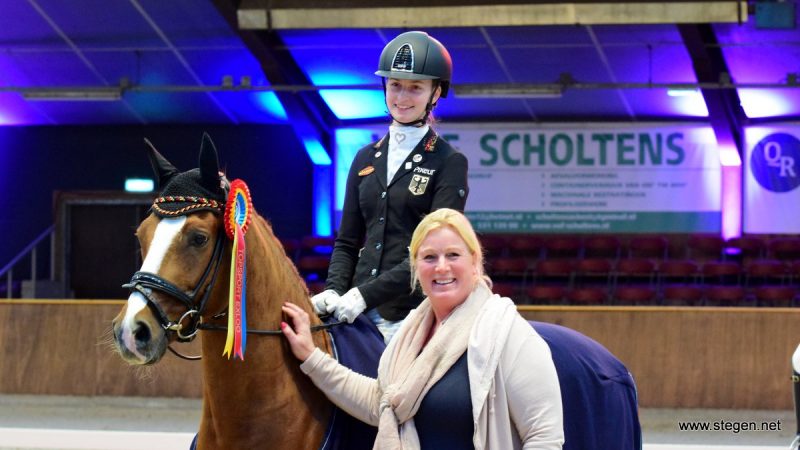 De Duitse Julia Barbian won de internationale ponyrubriek. Ze krijgt de felicitaties van sponsor Truusje Smeding van Paard & Laars.