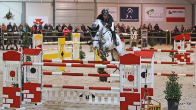 Julia Kayser in actie met de KWPN-hengst Alicante in het Paardensportcentrum Lichtenvoorde.