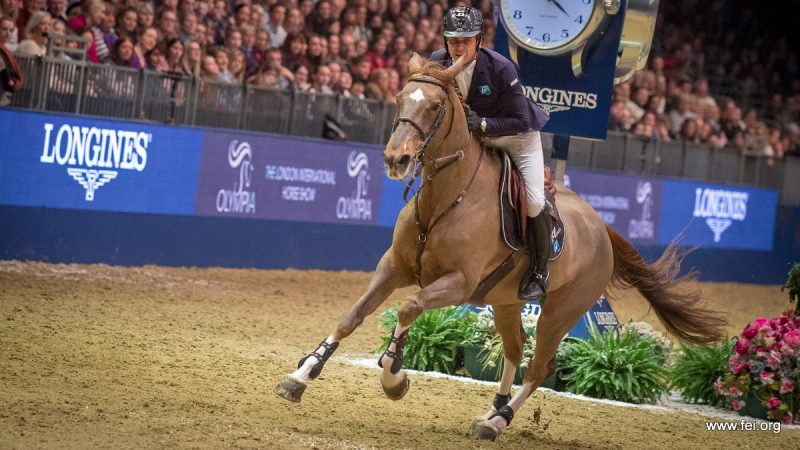 wereldbeker Londen. Julien Epaillard knalt met Toupie de la Roquenaar de overwinning in de wereldbeker in Londen.