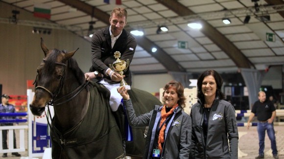 Jur Vrieling haalt met Sissi van Schuttershof de eerste prijs op.  ©Martine Tandt/Jumping Wieze